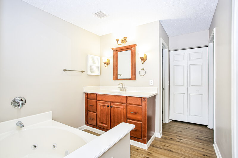 2,465/Mo, 6322 Bellinger Dr Galloway, OH 43119 Main Bathroom View