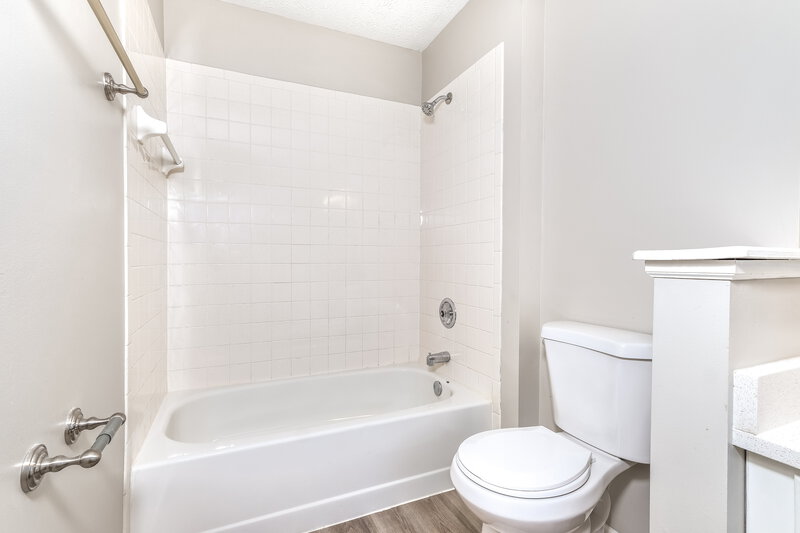 2,025/Mo, 1724 Gardenstone Dr Columbus, OH 43235 Main Bathroom View