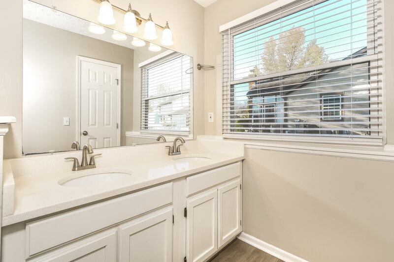 2,025/Mo, 1724 Gardenstone Dr Columbus, OH 43235 Main Bathroom View 2