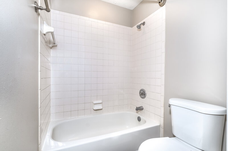 2,025/Mo, 1724 Gardenstone Dr Columbus, OH 43235 Bathroom View 2