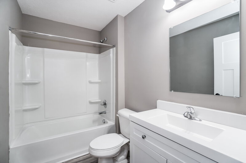 2,350/Mo, 4902 Dickens Dr Columbus, OH 43227 Main Bathroom View