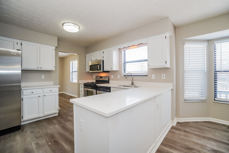 2,460/Mo, 224 Eastcreek Dr Galloway, OH 43119 Kitchen View 2