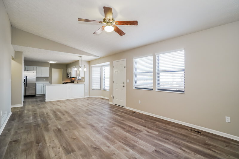 2,460/Mo, 224 Eastcreek Dr Galloway, OH 43119 Family Room View 2