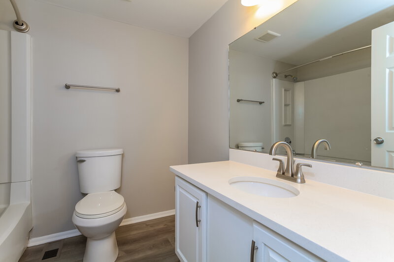 1,995/Mo, 2880 Chatsworth Way Reynoldsburg, OH 43068 Bathroom View