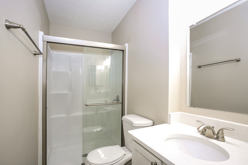 2,340/Mo, 5774 Oyster Bay Way Galloway, OH 43119 Main Bathroom View