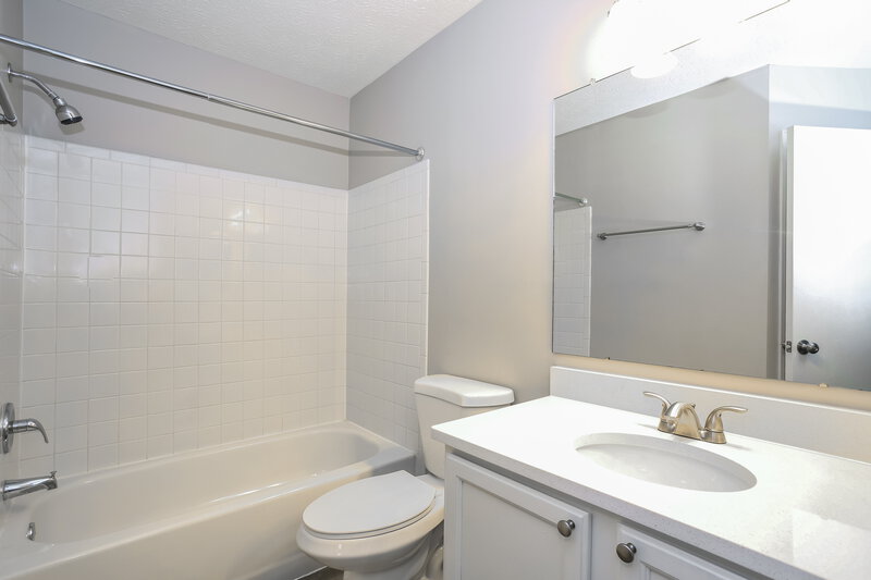 2,340/Mo, 5774 Oyster Bay Way Galloway, OH 43119 Bathroom View
