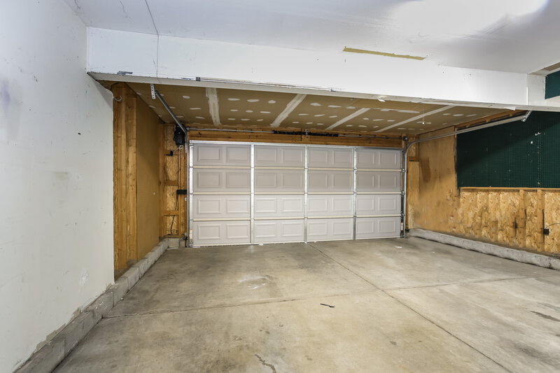 2,340/Mo, 5774 Oyster Bay Way Galloway, OH 43119 Garage View