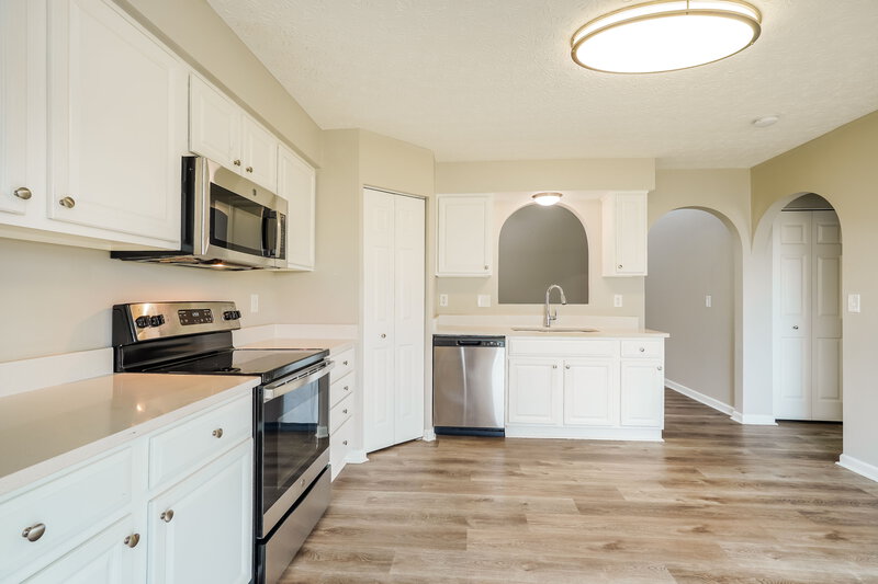 2,310/Mo, 4880 Grimm Dr Lockbourne, OH 43137 Kitchen View 2