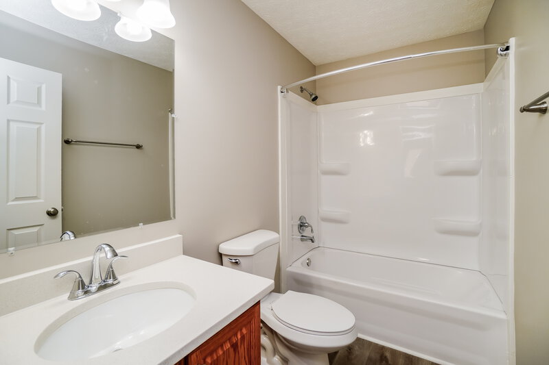 2,385/Mo, 4880 Grimm Dr Lockbourne, OH 43137 Main Bathroom View