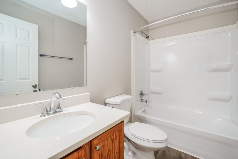 2,310/Mo, 4880 Grimm Dr Lockbourne, OH 43137 Main Bathroom View 2