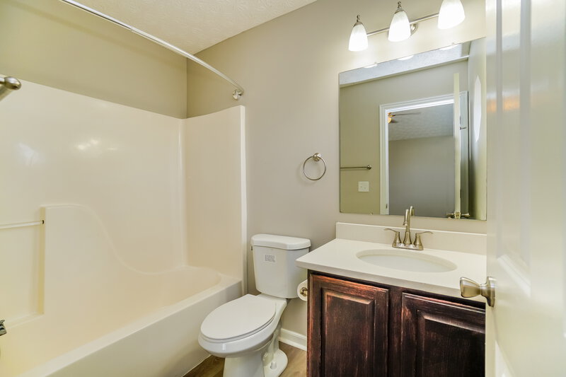 2,310/Mo, 1993 Friston Blvd Hilliard, OH 43026 Main Bathroom View