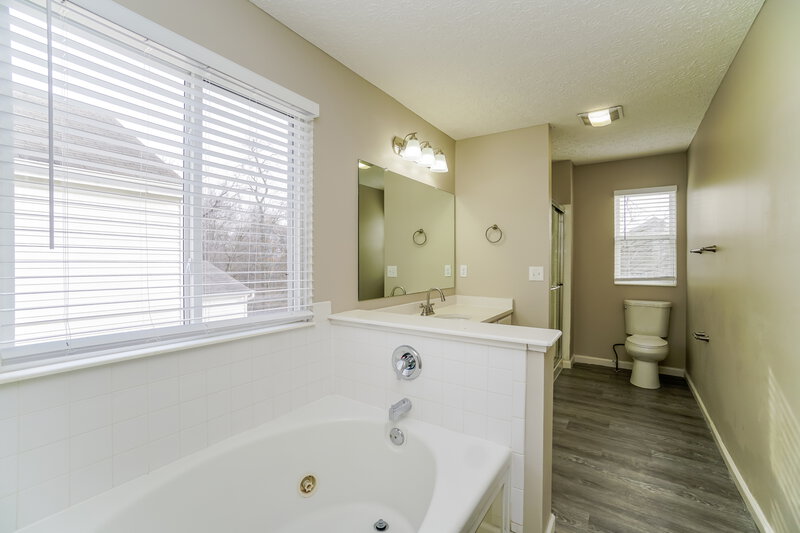 2,350/Mo, 2845 Morality Dr Columbus, OH 43231 Main Bathroom View