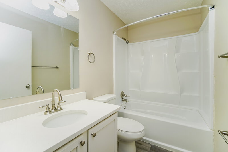 2,350/Mo, 2845 Morality Dr Columbus, OH 43231 Bathroom View