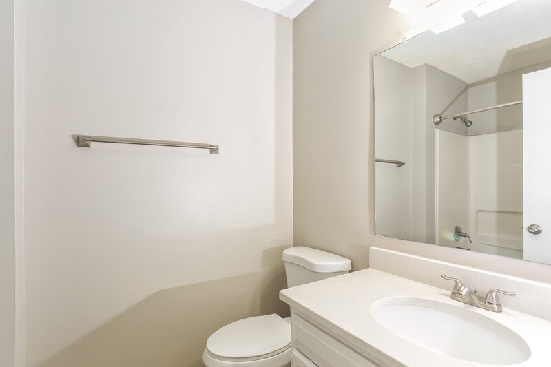 2,400/Mo, 2656 Willowgate Rd Grove City, OH 43123 Main Bathroom View