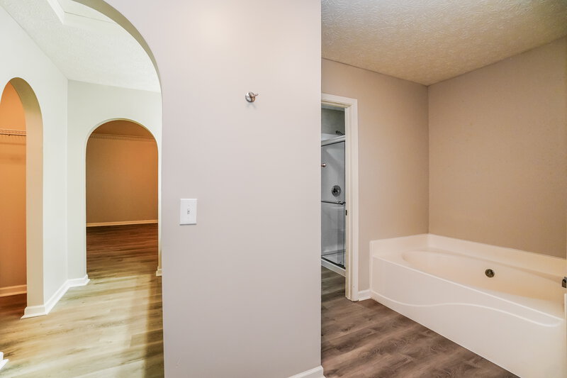 2,800/Mo, 1043 Drayson Dr Galloway, OH 43119 Main Bathroom View 2