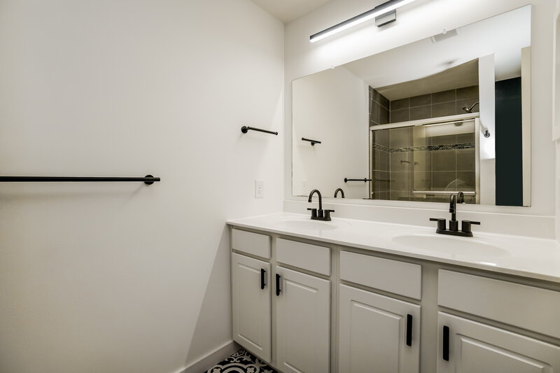 2,200/Mo, 331 Constance St Lockbourne, OH 43137 Main Bathroom View 2