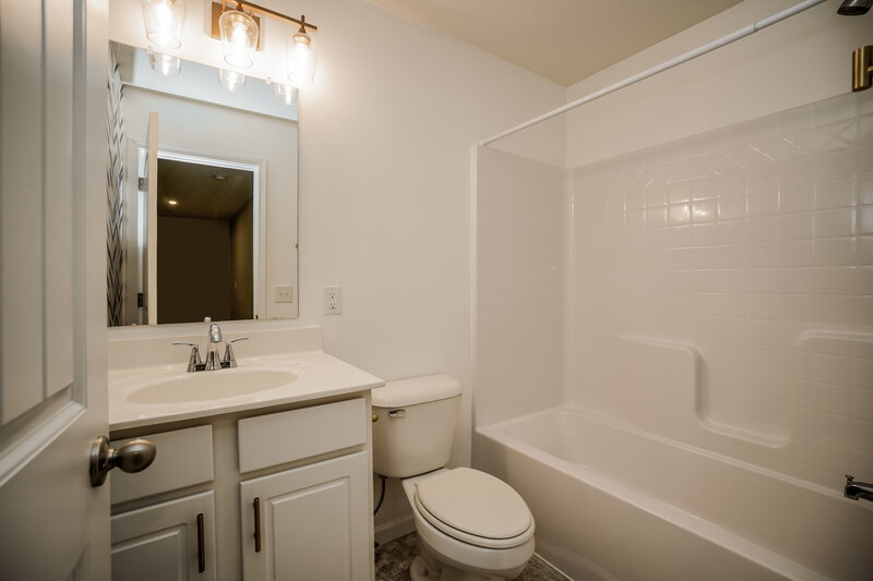 2,200/Mo, 331 Constance St Lockbourne, OH 43137 Bathroom View