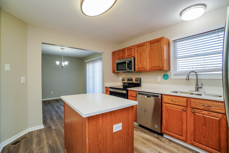 2,210/Mo, 1041 Oxford Dr N Pataskala, OH 43062 Kitchen View 2