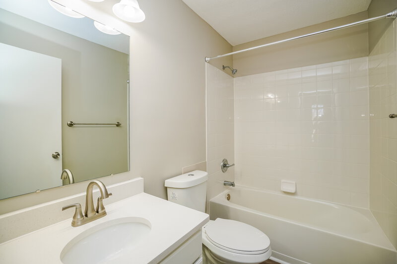 2,210/Mo, 1041 Oxford Dr N Pataskala, OH 43062 Bathroom View