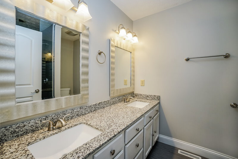 2,435/Mo, 2131 Juneau Way Grove City, OH 43123 Main Bathroom View