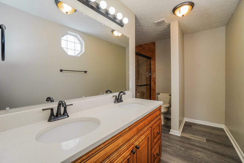 2,650/Mo, 742 Bouvier Ct Reynoldsburg, OH 43068 Main Bathroom View