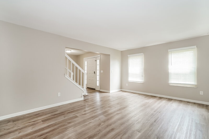 2,645/Mo, 1127 Crestview St Reynoldsburg, OH 43068 Living Room View 2