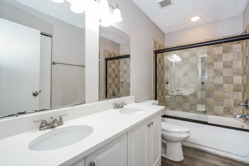 2,530/Mo, 1127 Crestview St Reynoldsburg, OH 43068 Main Bathroom View