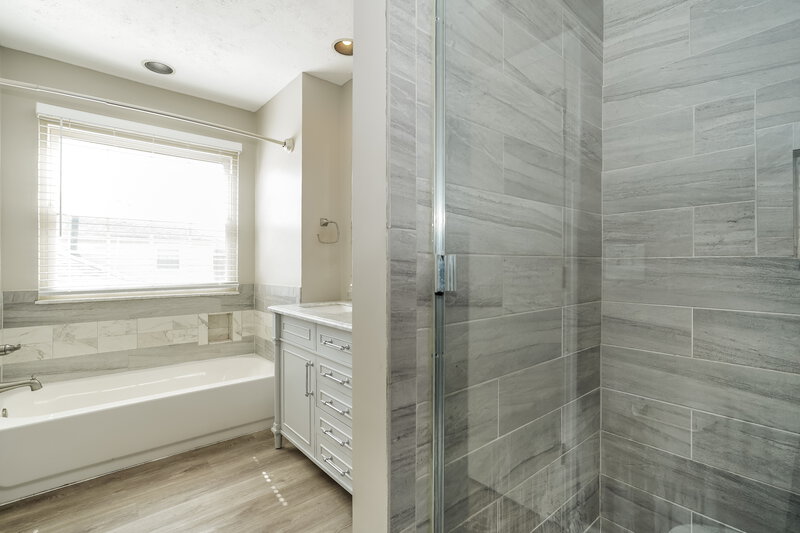 2,530/Mo, 1127 Crestview St Reynoldsburg, OH 43068 Main Bathroom View 2
