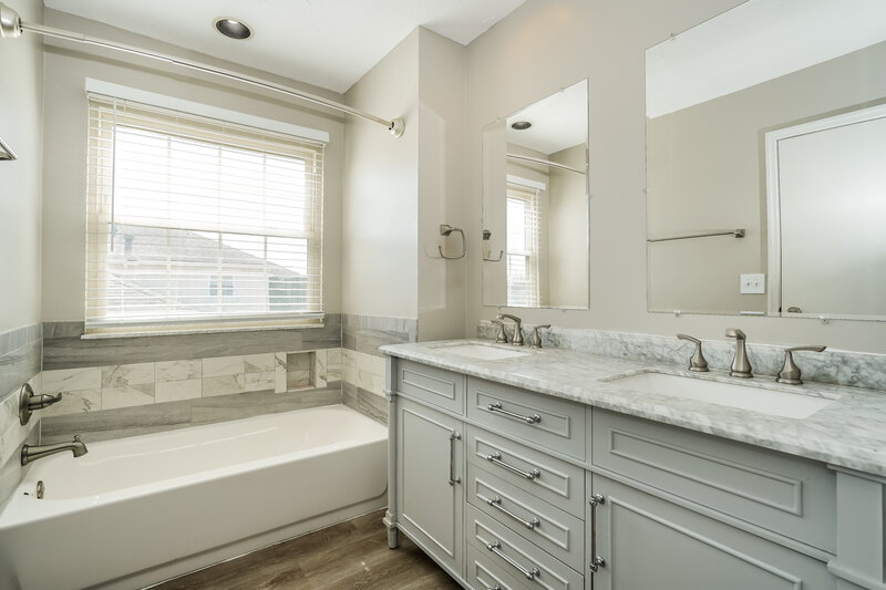 2,530/Mo, 1127 Crestview St Reynoldsburg, OH 43068 Bathroom View