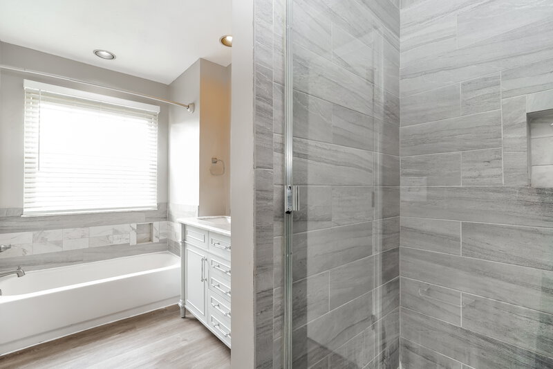 2,645/Mo, 1127 Crestview St Reynoldsburg, OH 43068 Main Bathroom View