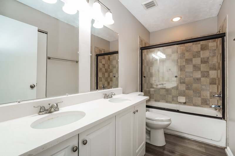 2,645/Mo, 1127 Crestview St Reynoldsburg, OH 43068 Bathroom View