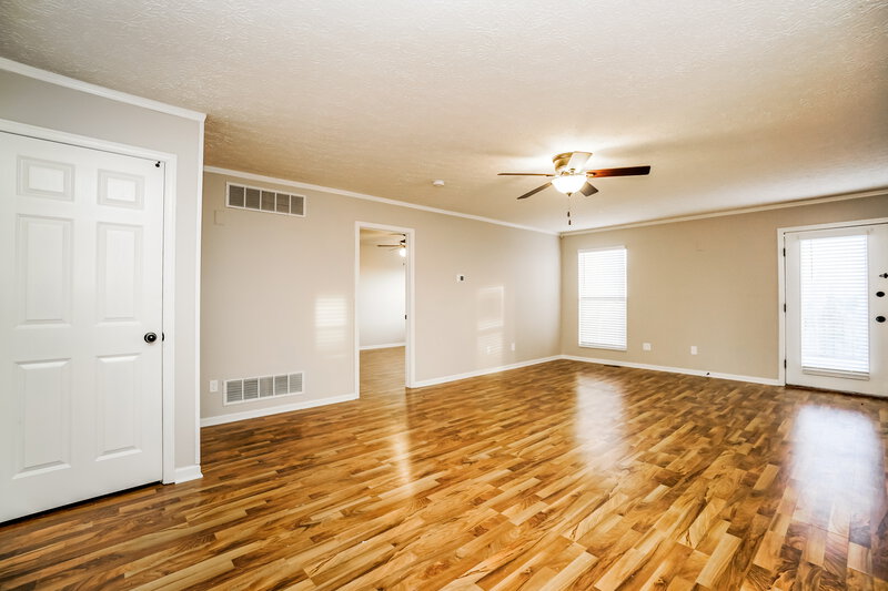 2,005/Mo, 132 Garden Ct Delaware, OH 43015 Living Room View