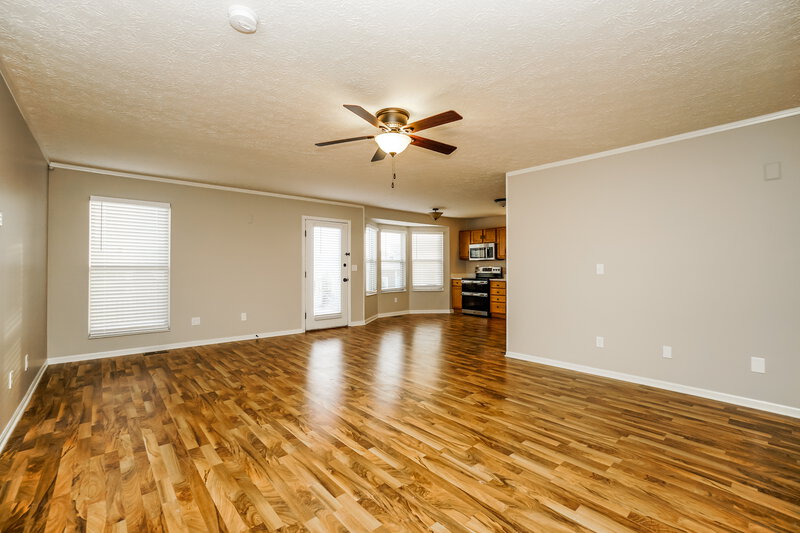 2,005/Mo, 132 Garden Ct Delaware, OH 43015 Living Room View 2