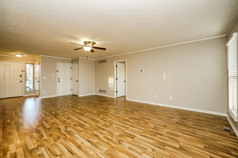 2,005/Mo, 132 Garden Ct Delaware, OH 43015 Living Room View 4