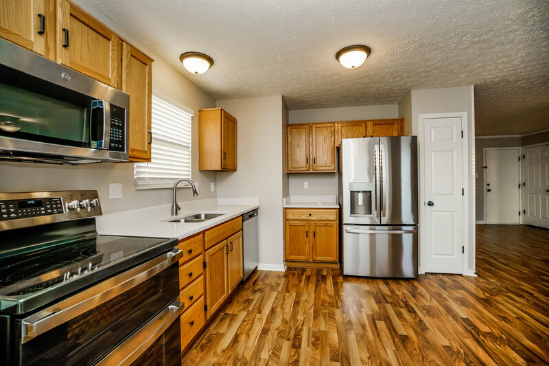2,005/Mo, 132 Garden Ct Delaware, OH 43015 Kitchen View 2