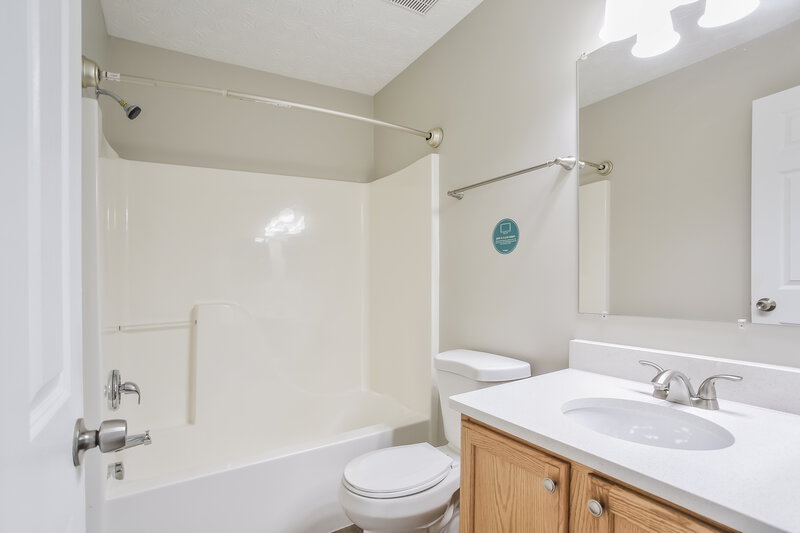 2,010/Mo, 5789 Lonerise Ln Hilliard, OH 43026 Main Bathroom View