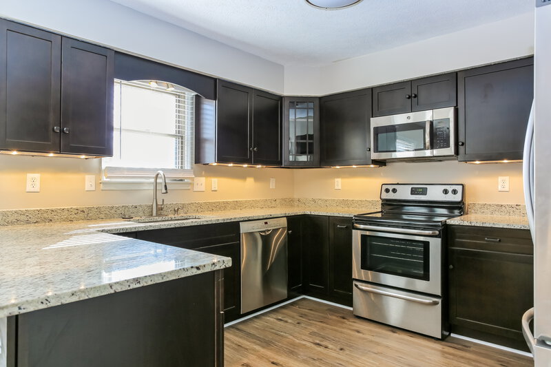 2,815/Mo, 6198 Winnebago St Grove City, OH 43123 Kitchen View 2