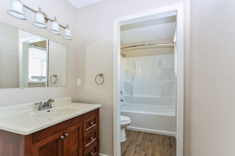 2,815/Mo, 6198 Winnebago St Grove City, OH 43123 Main Bathroom View