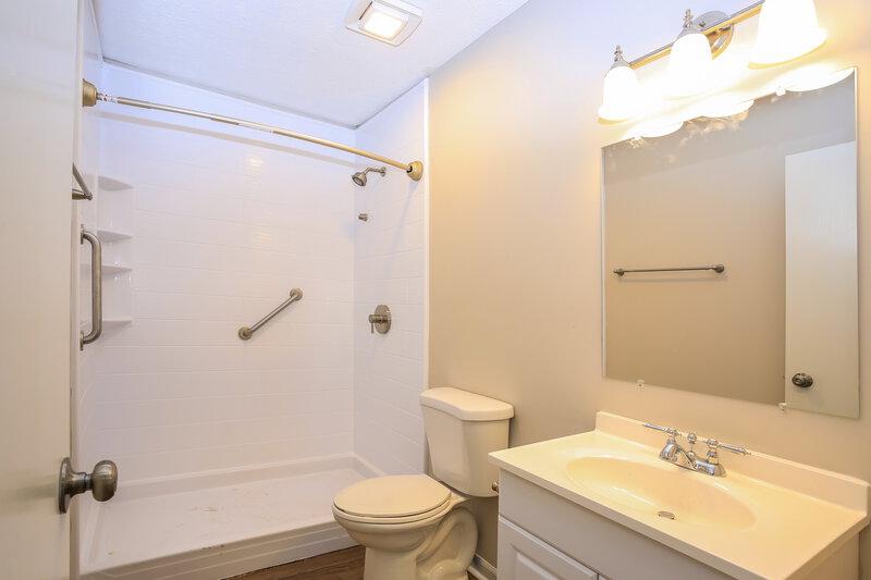 2,815/Mo, 6198 Winnebago St Grove City, OH 43123 Bathroom View