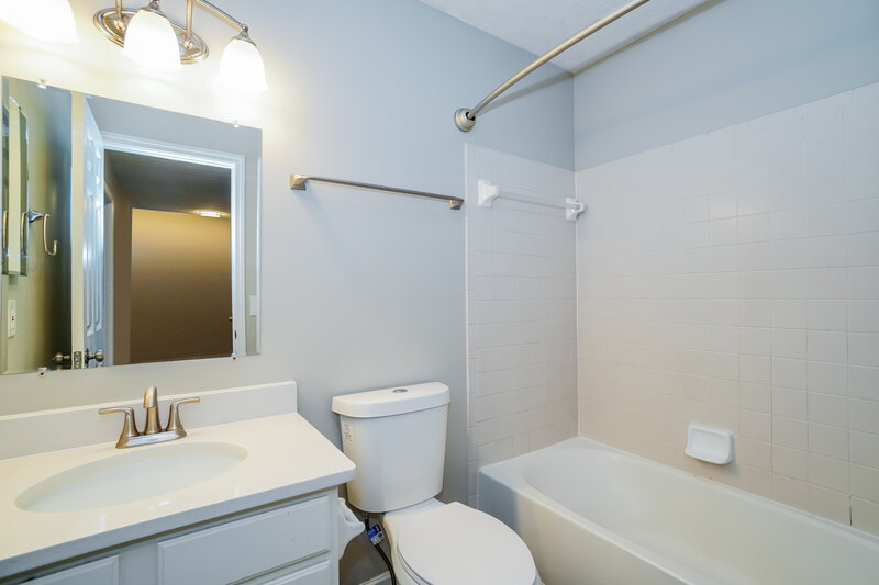 1,995/Mo, 8525 Olenbrook Dr Lewis Center, OH 43035 Bathroom View