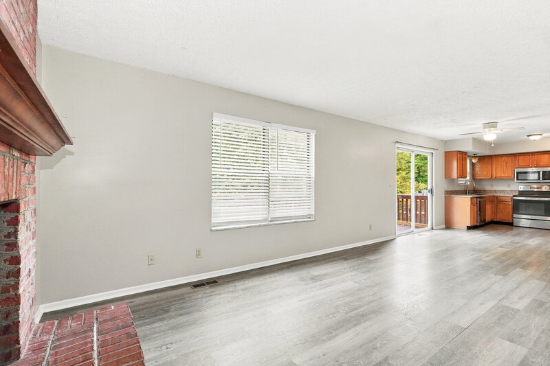 2,205/Mo, 2719 Raphael Dr Columbus, OH 43232 Family Room View 2