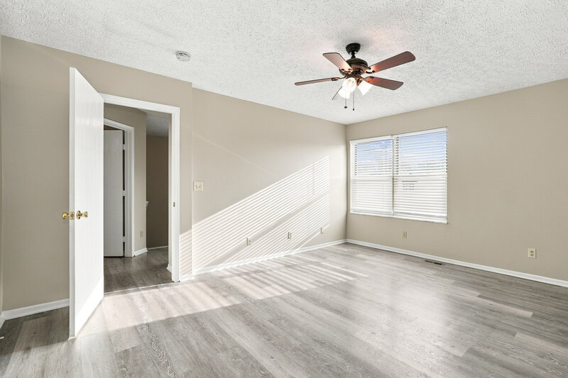 2,205/Mo, 2719 Raphael Dr Columbus, OH 43232 Primary Bedroom View 2