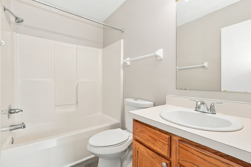 2,205/Mo, 2719 Raphael Dr Columbus, OH 43232 Primary Bedroom View 3