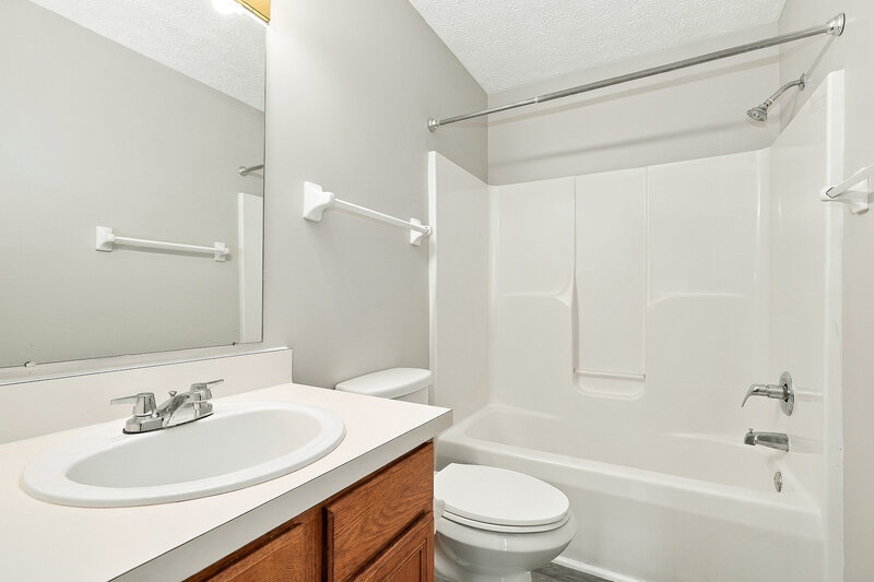 2,205/Mo, 2719 Raphael Dr Columbus, OH 43232 Bathroom View