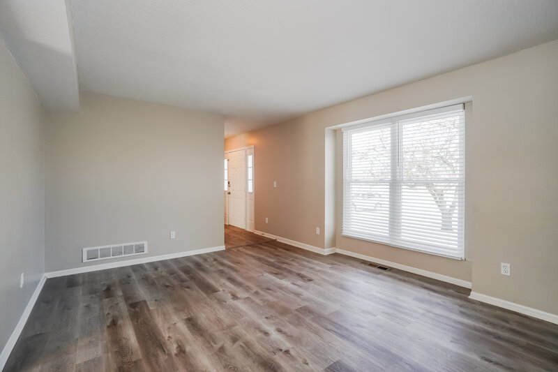 2,940/Mo, 5305 Frisco Dr Hilliard, OH 43026 Living Room View 2