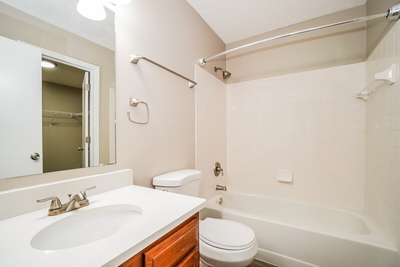2,299/Mo, 5972 Mcintyre Dr Dublin, OH 43016 Main Bathroom View