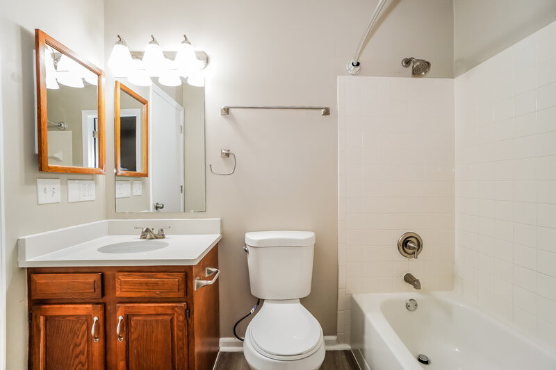 2,299/Mo, 5972 Mcintyre Dr Dublin, OH 43016 Main Bathroom View 2