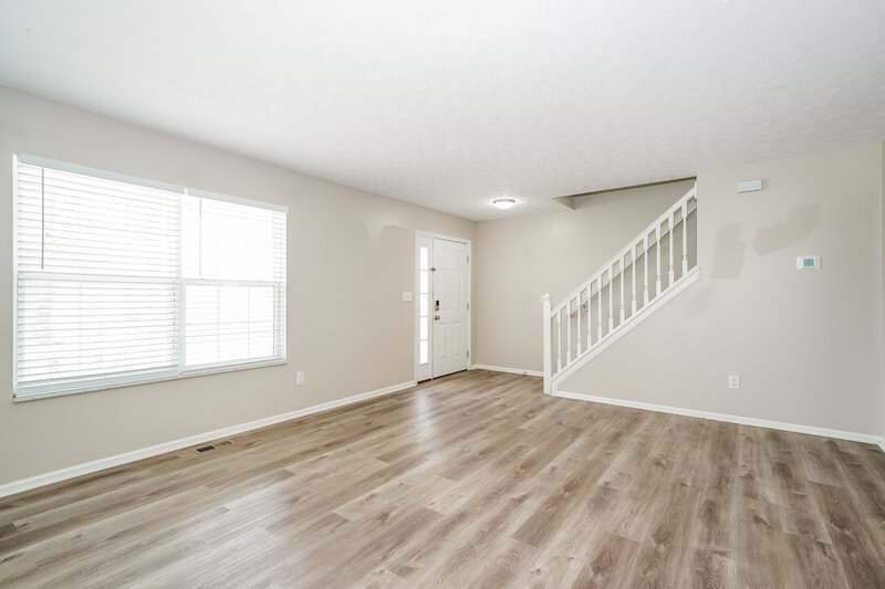 2,740/Mo, 5718 Cruiser Ave Groveport, OH 43125 Living Room View 2