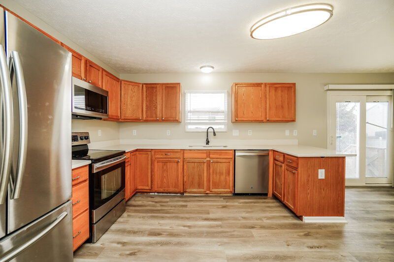 2,200/Mo, 5718 Cruiser Ave Groveport, OH 43125 Kitchen View 2