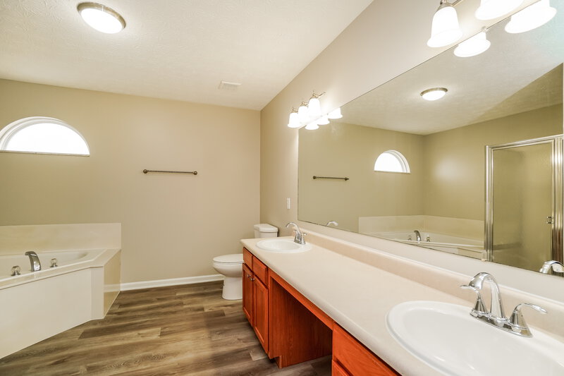 2,200/Mo, 5718 Cruiser Ave Groveport, OH 43125 Main Bathroom View